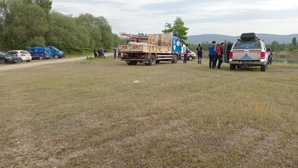 BİLECİK'TE PARK HALİNDEKİ BİR OTOMOBİLİN GÖLETE DÜŞMESİ SONUCU 1'İ ÇOCUK