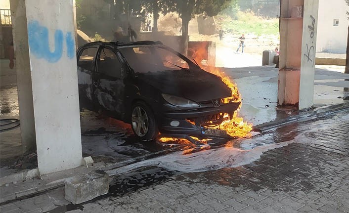 KAHRAMANMARAŞ’TA PARK HALİNDEKİ BİR ARAÇ YANARAK KULLANILAMAZ HALE GELDİ.