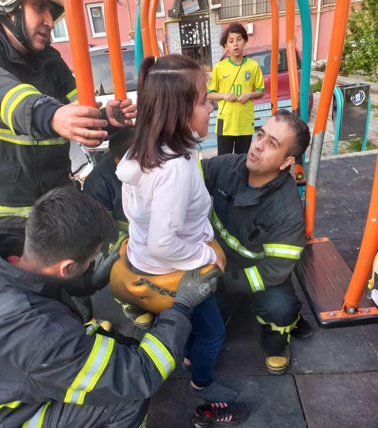 KÜTAHYA’DA, PARKTA BİNDİĞİ SALINCAKTA SIKIŞAN ÇOCUK, İTFAİYE EKİPLERİ TARAFINDAN KURTARILDI.