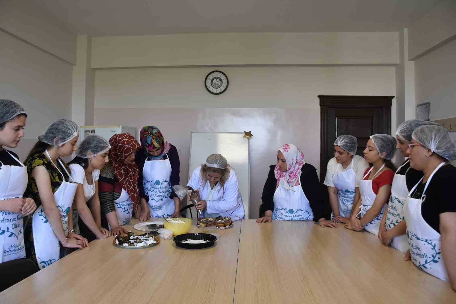 ŞAHİNBEY BELEDİYESİ DUMLUPINAR SOSYAL TESİSİ'NDE AÇILAN PASTA KURSU, EV HANIMLARI