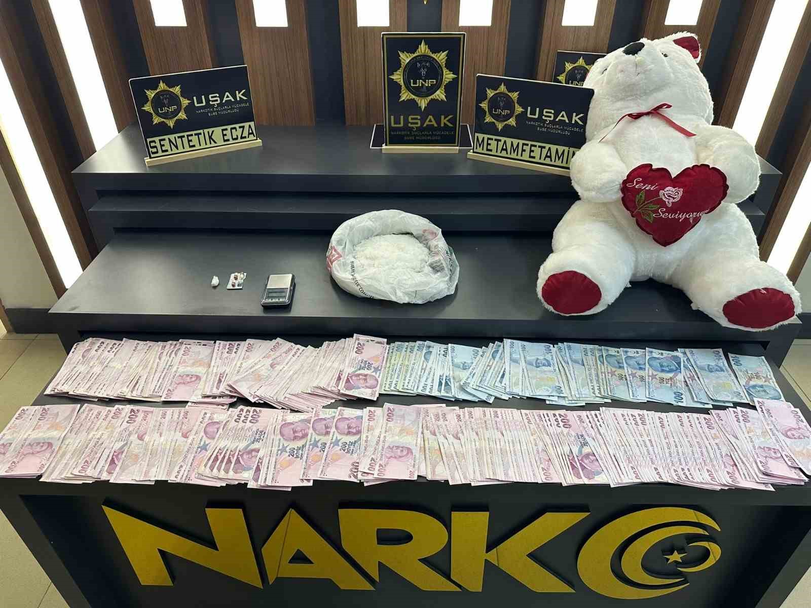 UŞAK'TA PELUŞ AYI OYUNCAK İÇERİSİNE GİZLENMİŞ 800 GRAM METAMFETAMİN VE