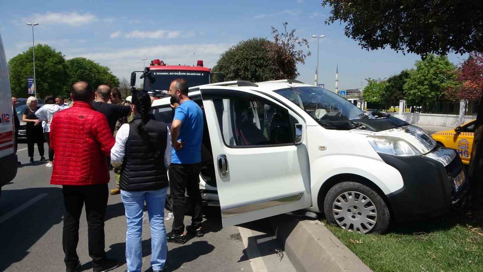 PENDİK SAHİL YOLUNDA AYNI YÖNE GİTMEKTE OLAN İKİ ARACIN ÇARPIŞMASI