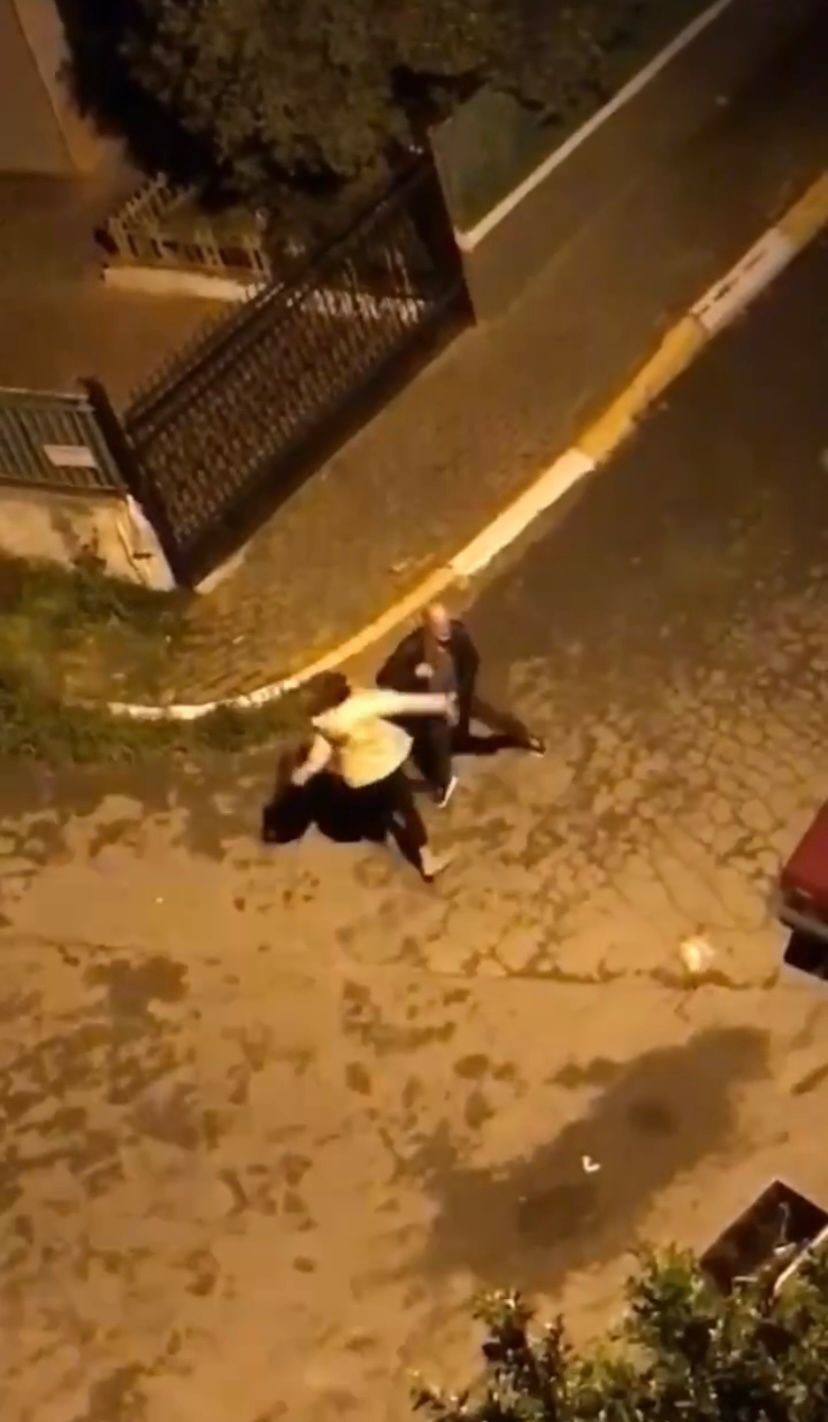 PENDİK'TE BİR ÇİFT, SOKAK ORTASINDA KAVGA ETTİ. KADIN ŞAHIS TARTIŞTIĞI