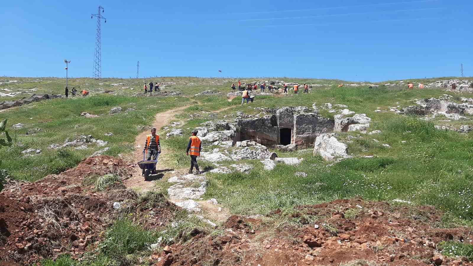 KOMMAGENE UYGARLIĞININ BEŞ BÜYÜK KENTİNDEN BİRİSİ OLAN PERRE ANTİK KENTTE,