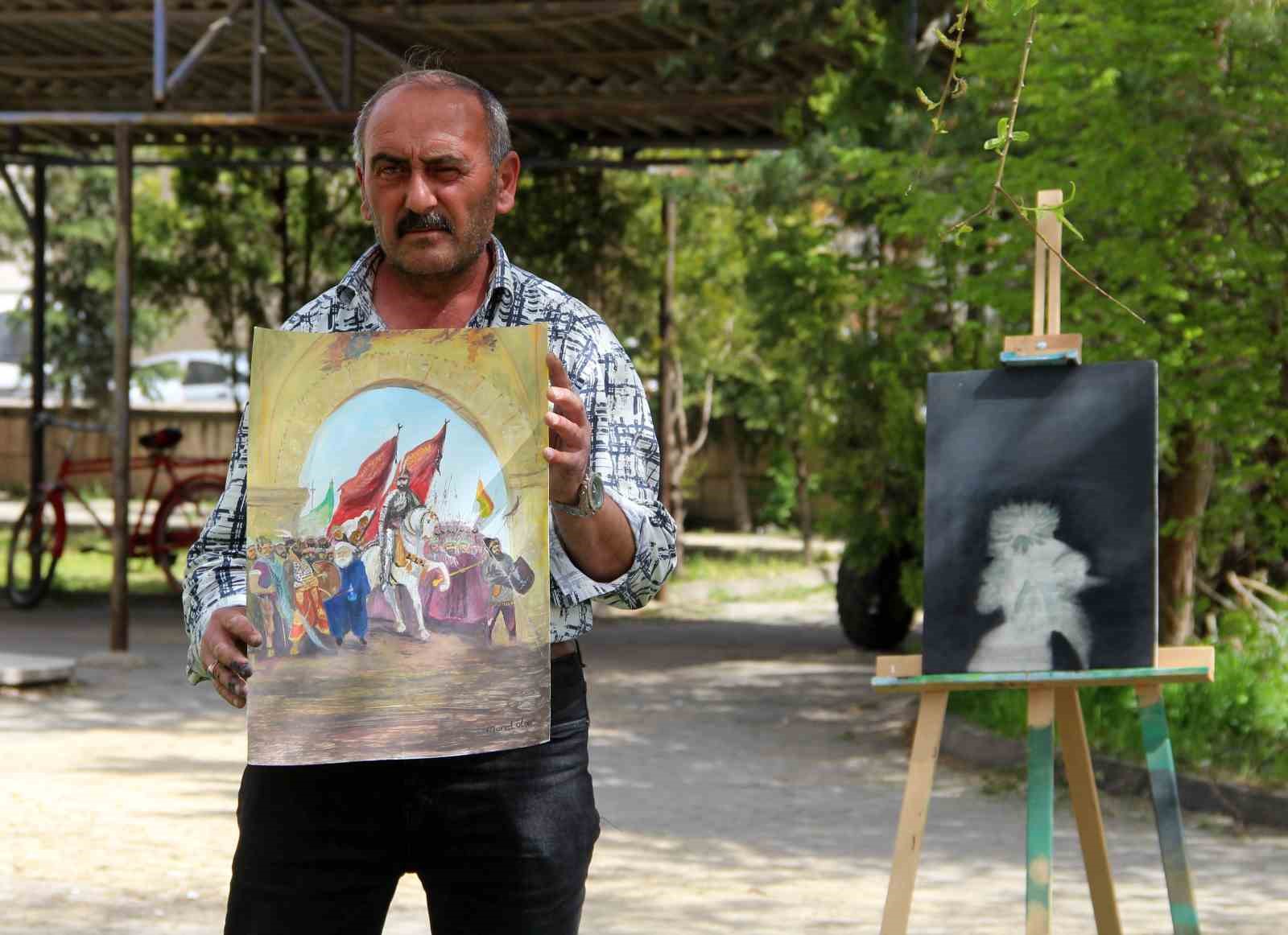 SİVAS’TA AYAKKABI BOYACILIĞI YAPAN MURAT ÜNSER, YAPTIĞI RESİMLERLE ÜNLÜ RESSAMLARA