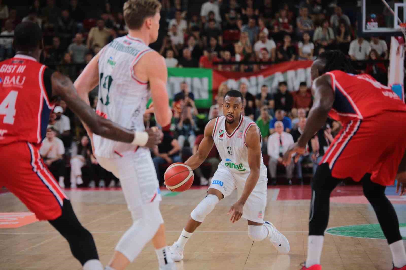 PINAR KARŞIYAKA FORMASI GİYEN ERİCK MCCOLLUM, BU SEZON BASKETBOL SÜPER