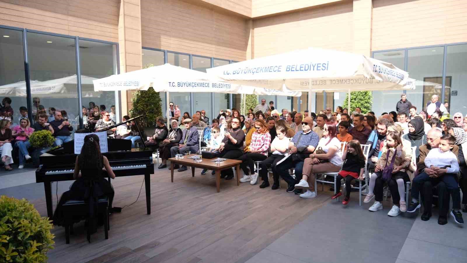 BÜYÜKÇEKMECE BELEDİYESİ HALK AKADEMİSİ PİYANO ÖĞRENCİLERİ MEZUNİYET TÖRENİNDE MUHTEŞEM PERFORMANS