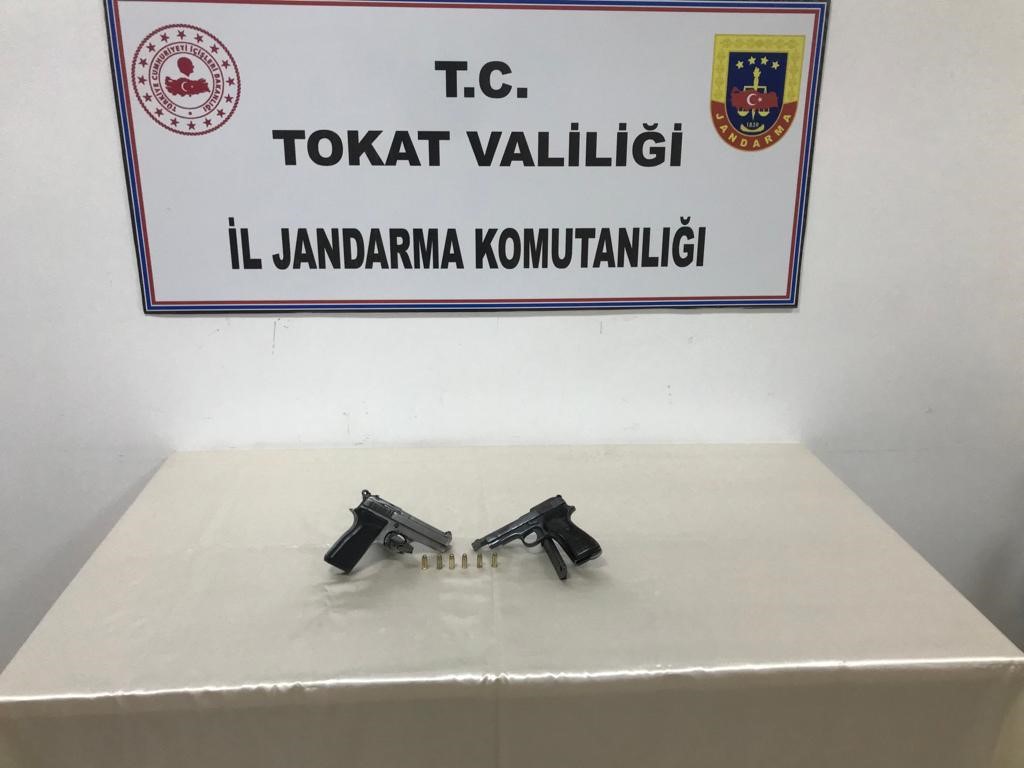 KAÇAK TABANCALAR PİYASAYA SÜRÜLMEDEN JANDARMA EKİPLERİNCE YAKALANDI, 1 KİŞİYE ADLİ