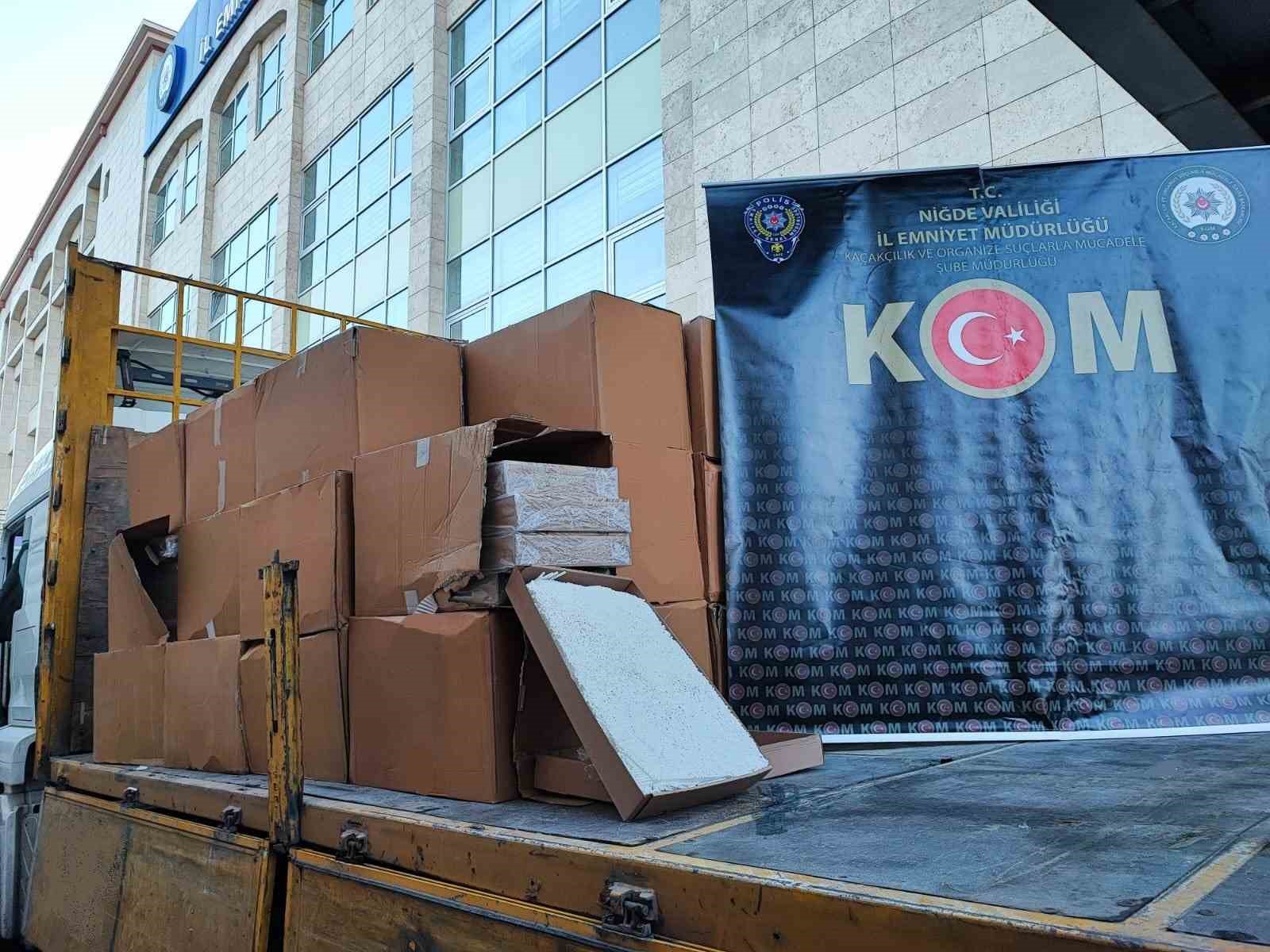 NİĞDE'DE BİR ARAÇTA 2  MİLYON 65 ADET MAKARON ELE