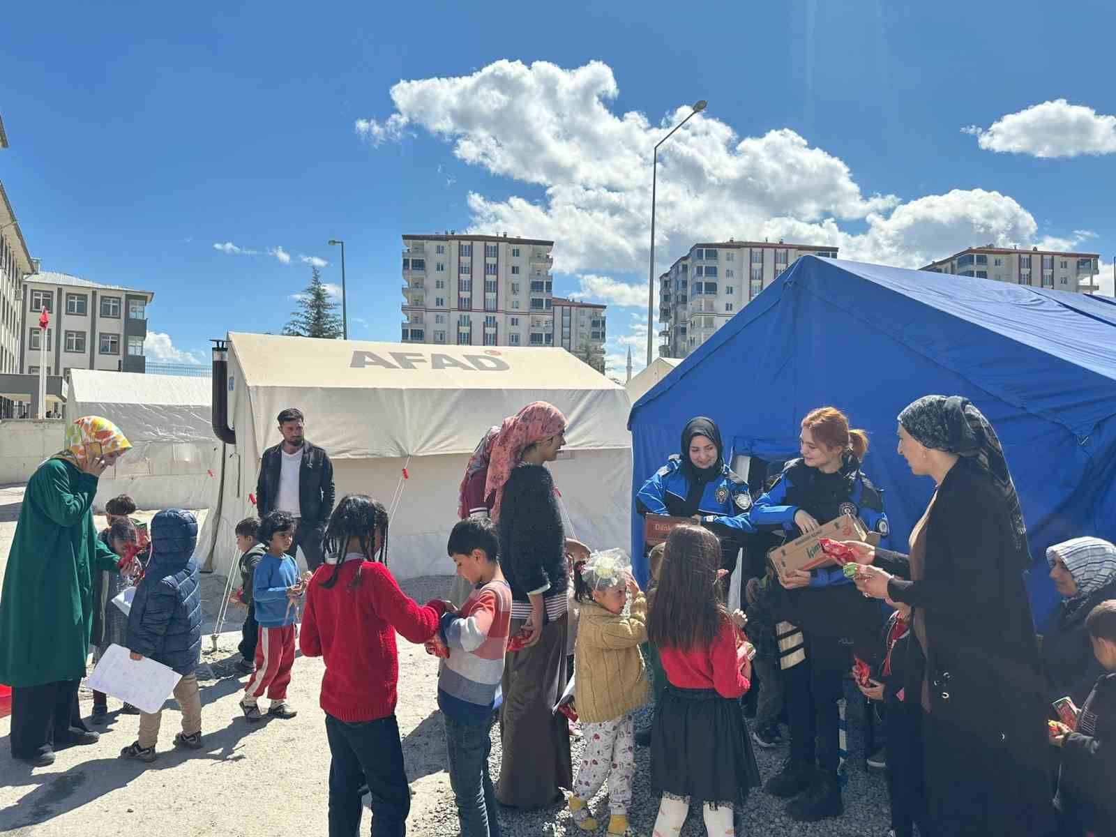 MALATYA’DA VATANDAŞLARIN CAN VE MAL EMNİYETİNİ SAĞLAYAN TÜRK POLİSİ, DEPREMİ