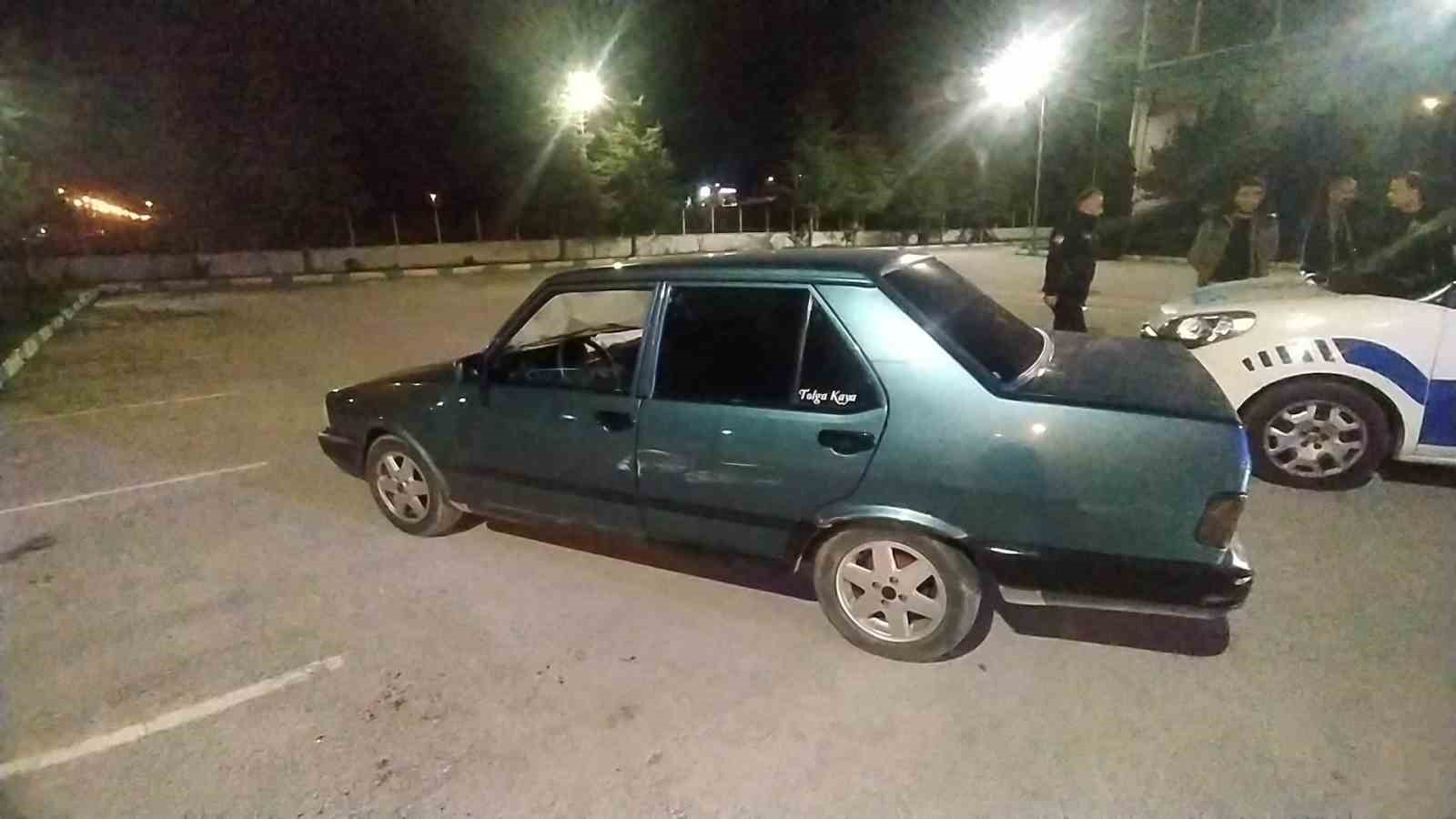 ÇORUM'DA POLİS OTOSUNA ÇARPTIKTAN SONRA KAÇAN SÜRÜCÜ, POLİS EKİPLERİ YAKALANDI.