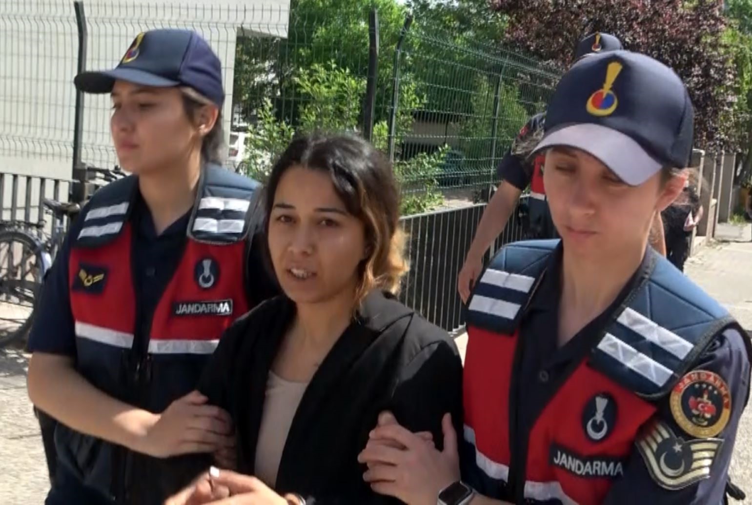 AKSARAY’DA KENDİSİNDEN AYRILMAK İSTEYEN POLİS SEVGİLİSİNİ POLİSİN KENDİ TABANCASIYLA BAŞINDAN