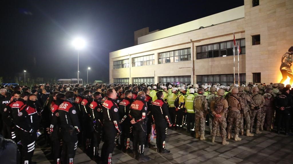 AFYONKARAHİSAR’DA TORBACI DİYE ADLANDIRILAN UYUŞTURUCU SATICILARINA YÖNELİK POLİS VE JANDARMA