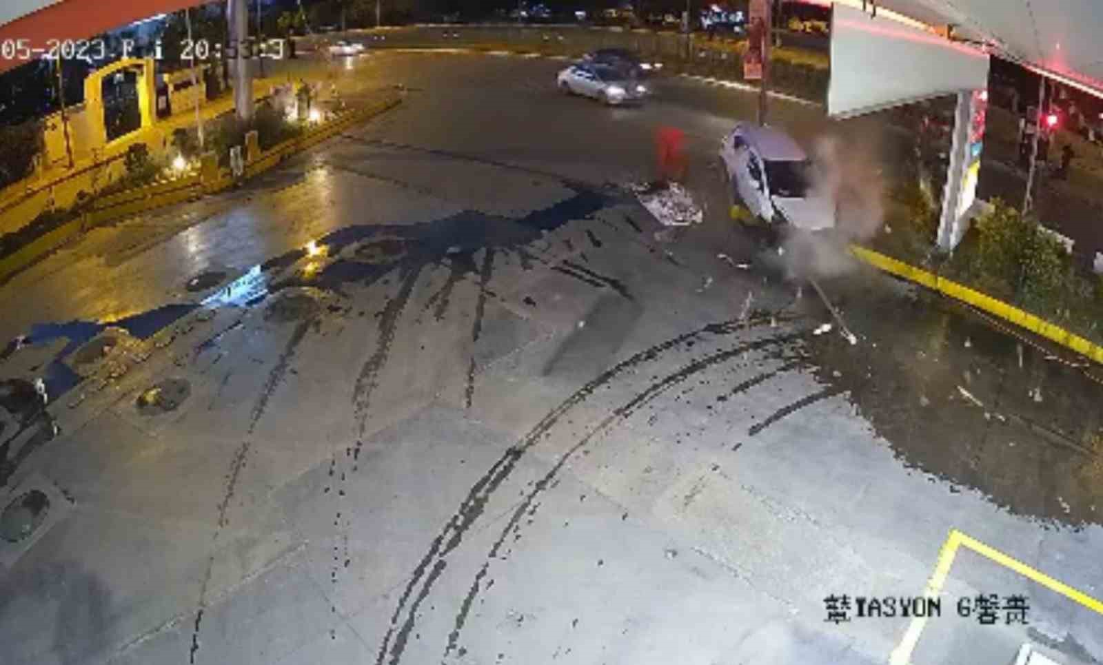 ANTALYA'DA POLİSİN ‘DUR' İHTARINA UYMAYAN OTOMOBİL SÜRÜCÜSÜ, EKİPLERDEN KAÇARKEN AKARYAKIT