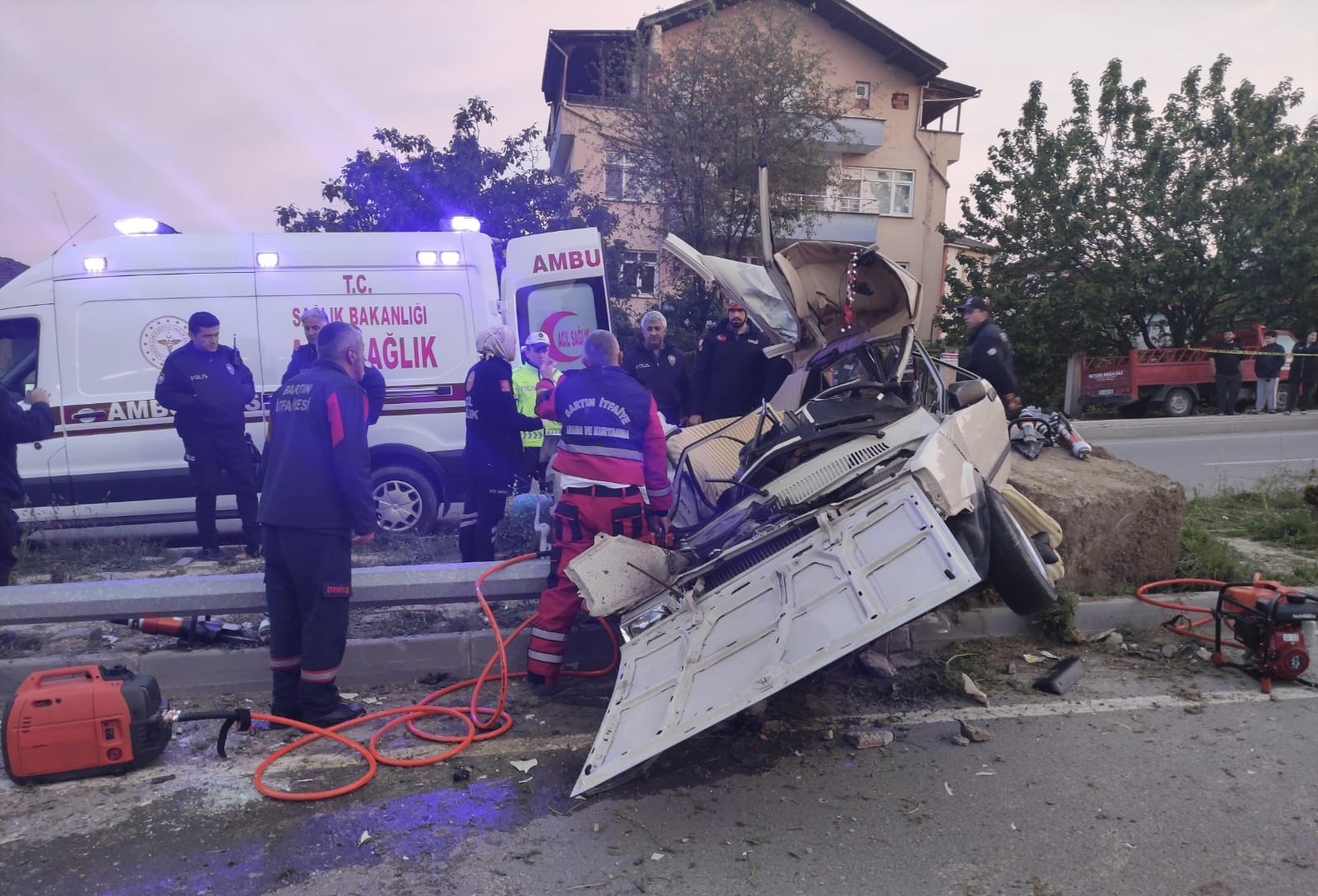 BARTIN’DA SABAH SAATLERİNDE POLİSİN DUR İHTARINA UYMAYAN ARAÇ ORTA REFÜJE