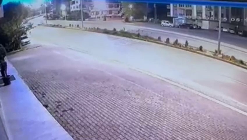 BARTIN’DA SABAH SAATLERİNDE POLİSİN DUR İHTARINA UYMAYAN ARAÇ ORTA REFÜJE
