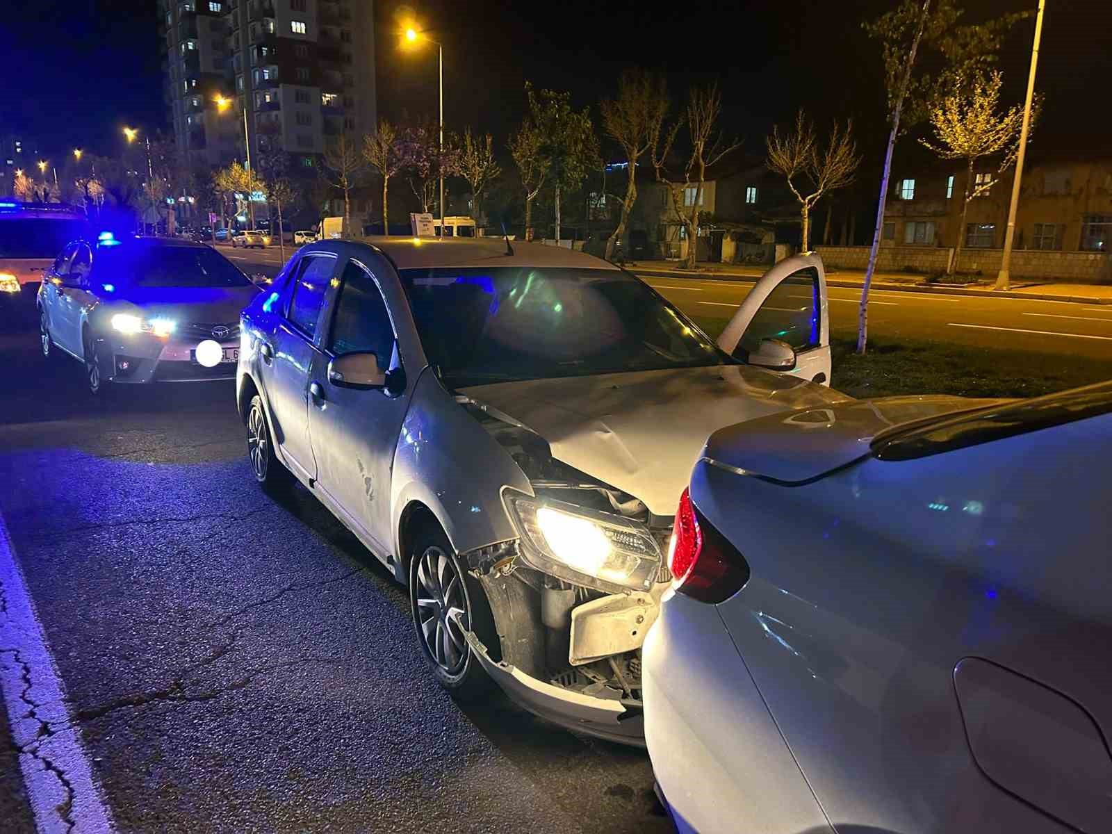 KAYSERİ’NİN KOCASİNAN İLÇESİNDE POLİSİN ‘DUR’ İHTARINA UYMAYAN EHLİYETSİZ SÜRÜCÜ KAZAYA