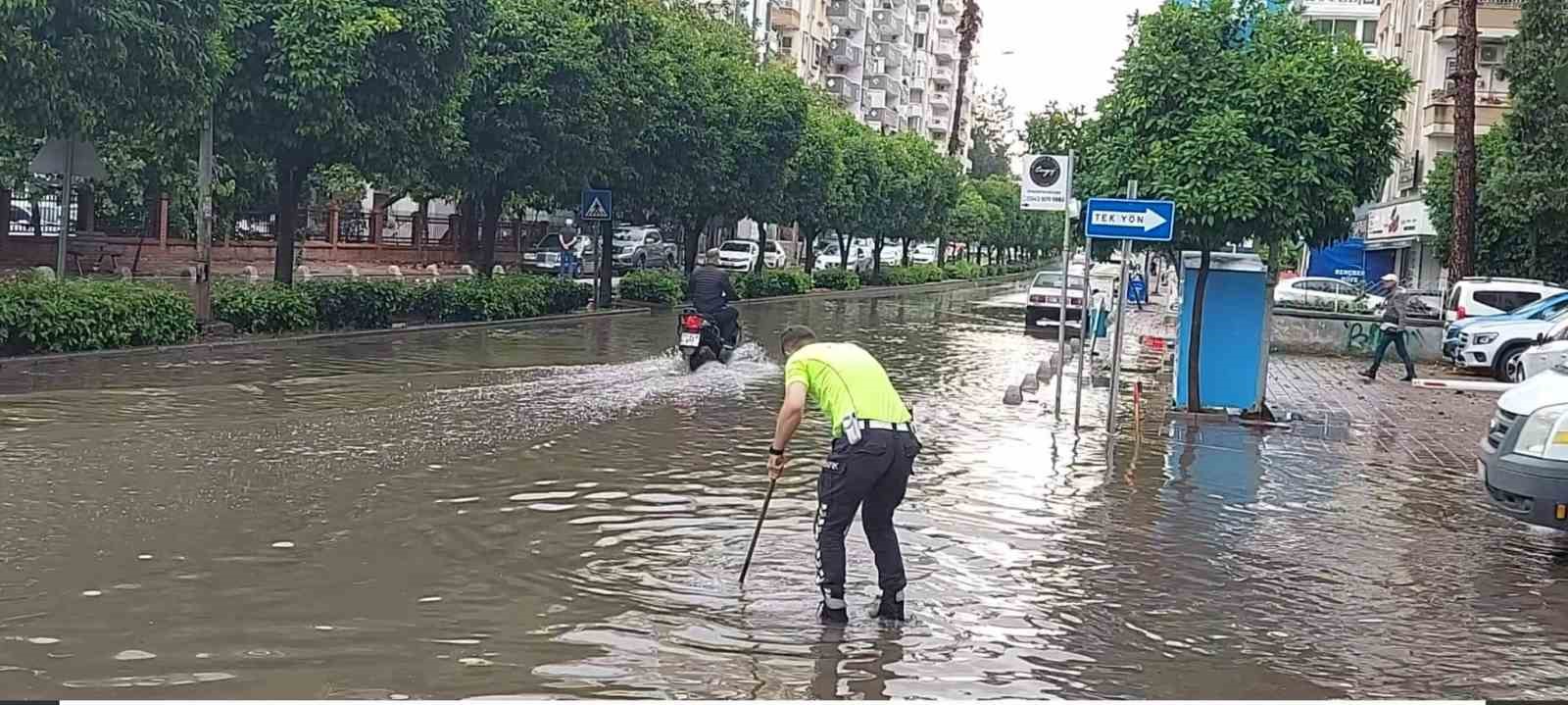 ADANA’DA SAĞANAK YAĞMUR NEDENİYLE BİRÇOK YOL GÖLE DÖNERKEN, BİR TRAFİK