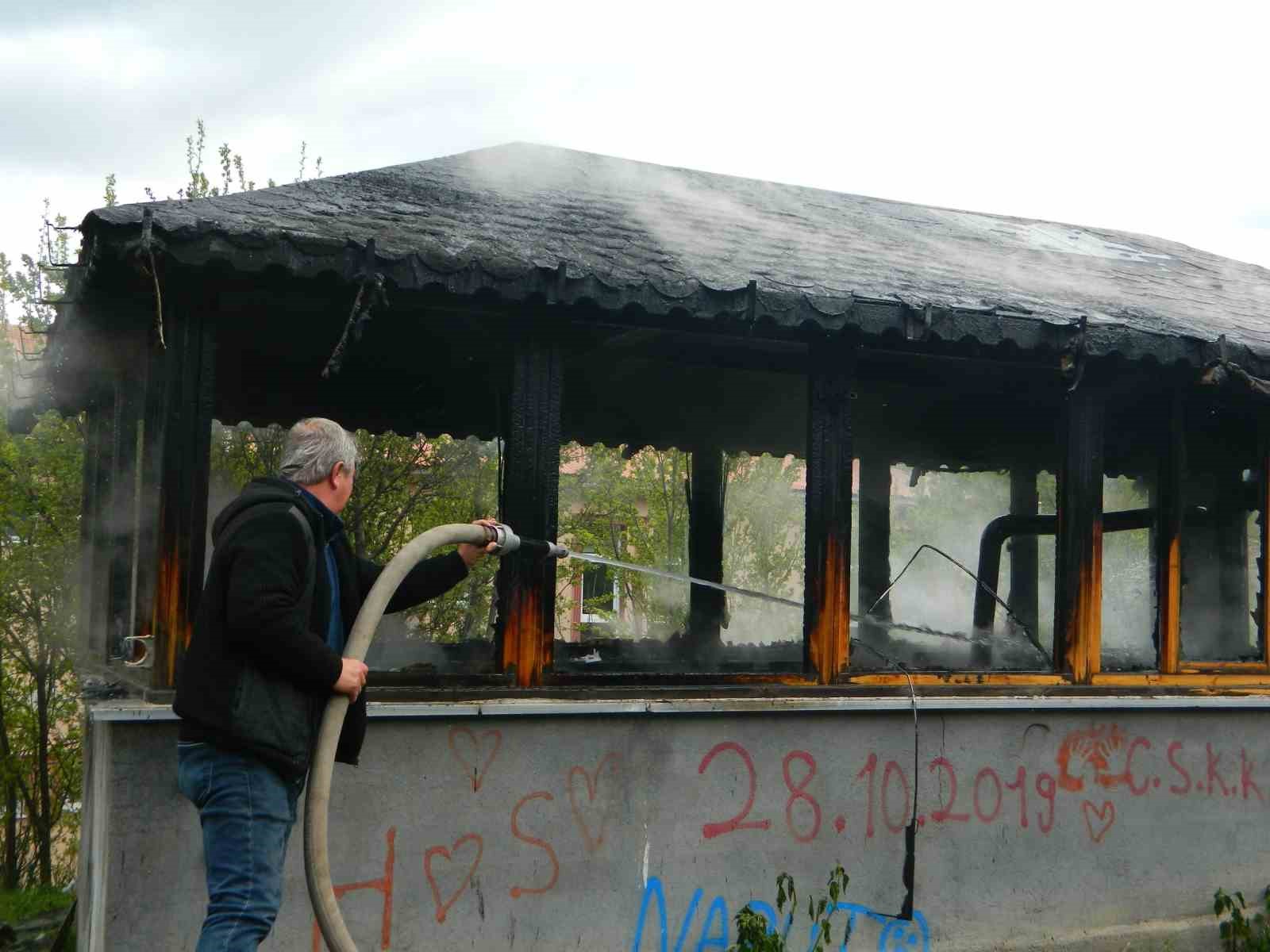 POSOF MESLEK YÜKSEK OKULU’NUN YANINDA BULUNAN ÇOCUK PARKINDA DİNLENME YERİ