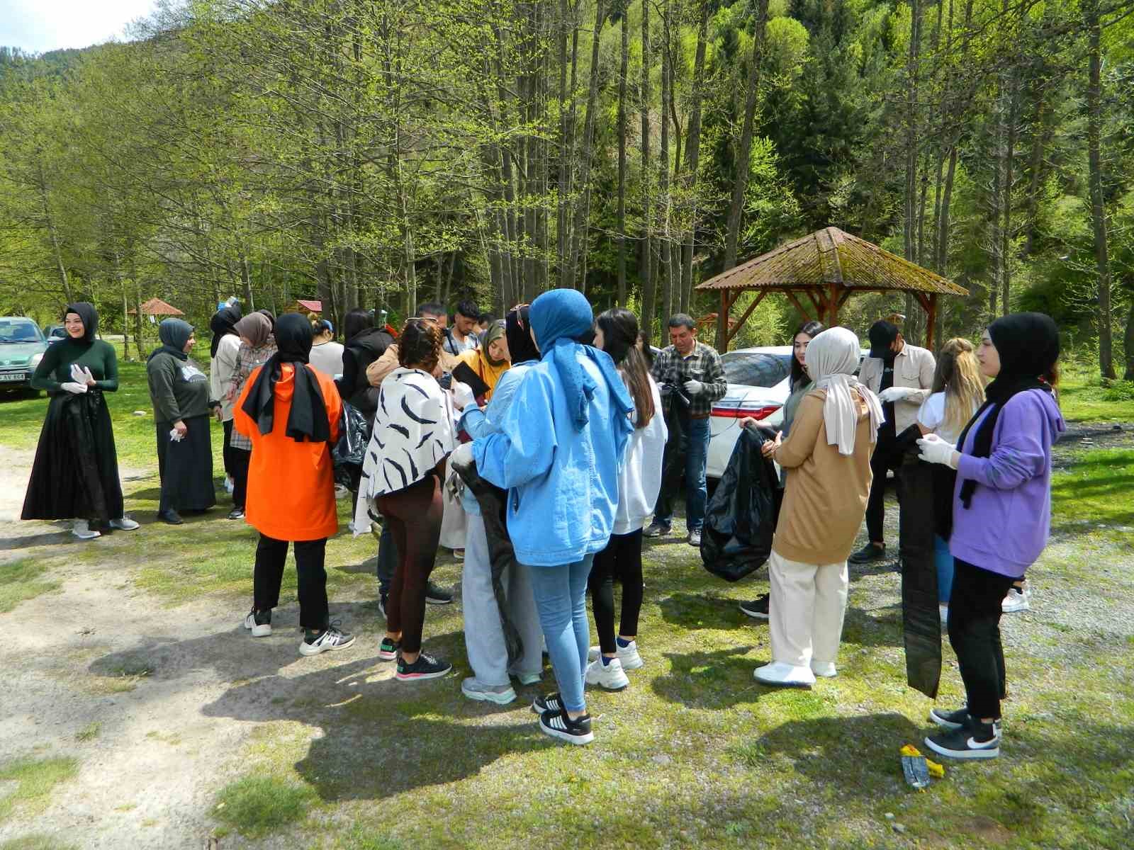 ARDAHAN ÜNİVERSİTESİ POSOF MESLEK YÜKSEK OKULU ÖĞRETİM GÖREVLİLERİ VE ÖĞRENCİLERİ