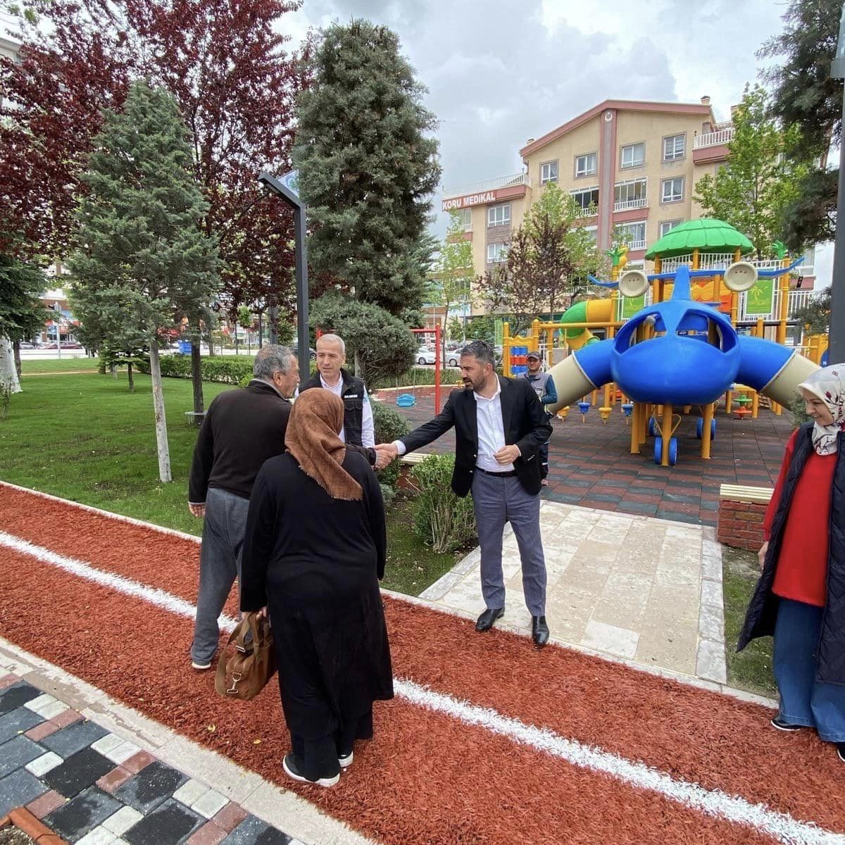 PURSAKLAR BELEDİYESİ, YENİLEDİĞİ PARKTA ÇALIŞMALARINI TAMAMLAYARAK VATANDAŞLARIN HİZMETİNE SUNDU.