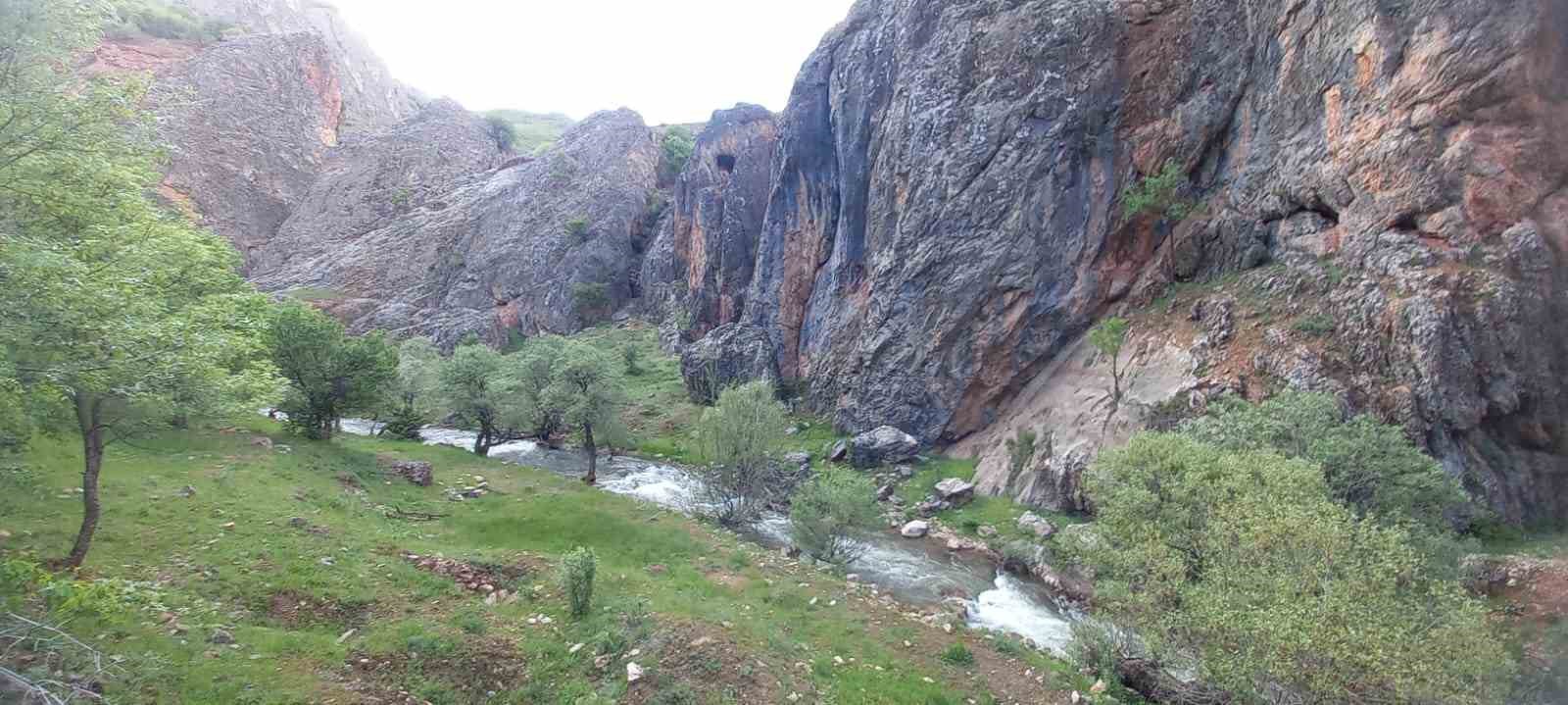 TUNCELİ’DE BULUNAN RABAT VADİSİ, HEM TARİHİ DOKUSU HEM DE DOĞAL