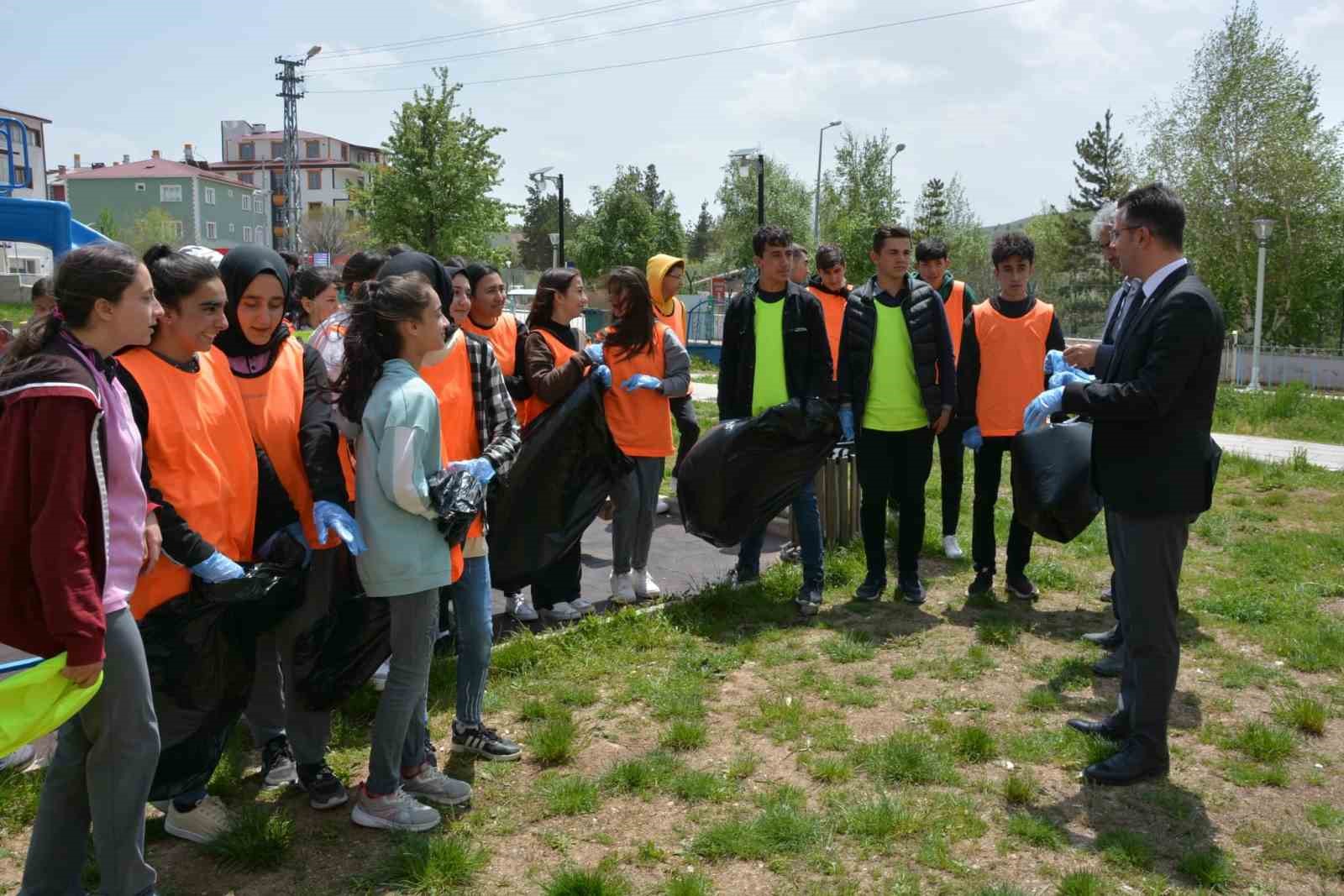 ERZİNCAN’IN REFAHİYE İLÇESİNDE LİSE ÖĞRENCİLERİ FARKINDALIK OLUŞTURMA ADINA ÇEVRE TEMİZLİĞİ