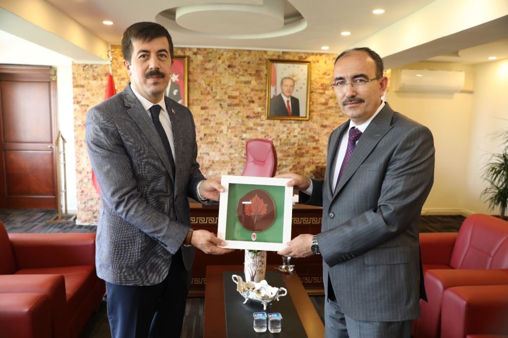 SAĞDAKİ BİLECİK ŞEYH EDEBALİ ÜNİVERSİTESİ REKTÖRÜ PROF. DR. ŞÜKRÜ BEYDEMİR,