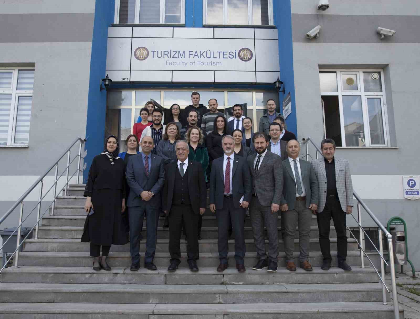 ATATÜRK ÜNİVERSİTESİ REKTÖRÜ PROF. DR. ÖMER ÇOMAKLI, GELENEKSEL HALE GETİRDİĞİ