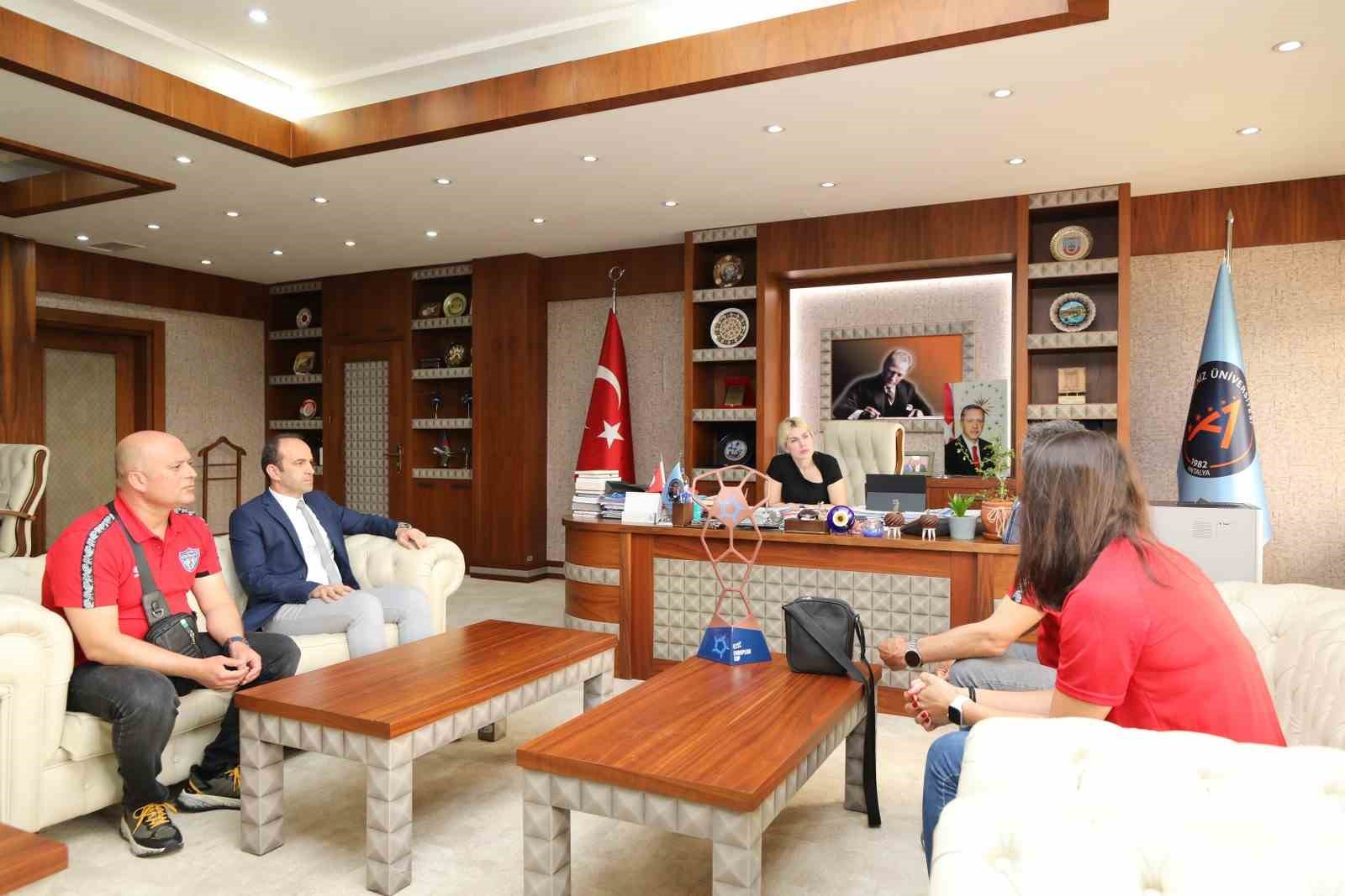 TÜRKİYE’YE HENTBOL BRANŞINDA İLK AVRUPA KUPASI’NI KAZANDIRAN KONYAALTI BELEDİYESİ KADIN