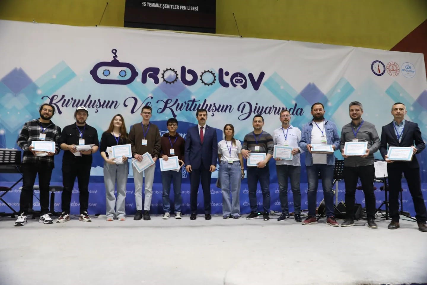 TEKİN YARIŞLARDA DERECEYE GİREN ÖĞRENCİLERİ TEBRİK ETTİ.