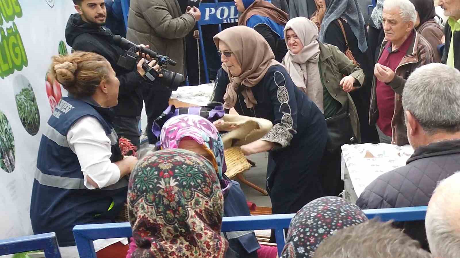 RİZE BELEDİYESİ TARAFINDAN DÜZENLENEN 'ATA TOHUMU VE FİDE DAĞITIM ETKİNLİĞİ'