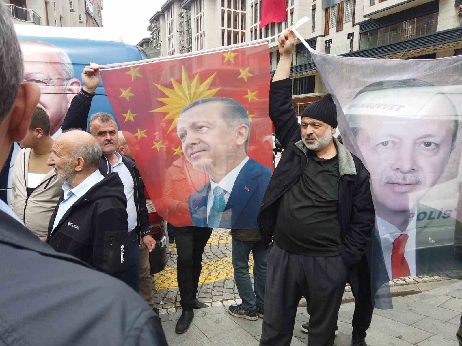 RİZE’DE SENDİKALARIN ORGANİZE ETTİĞİ 1 MAYIS KUTLAMALARINDA BİR GRUP RİZELİ