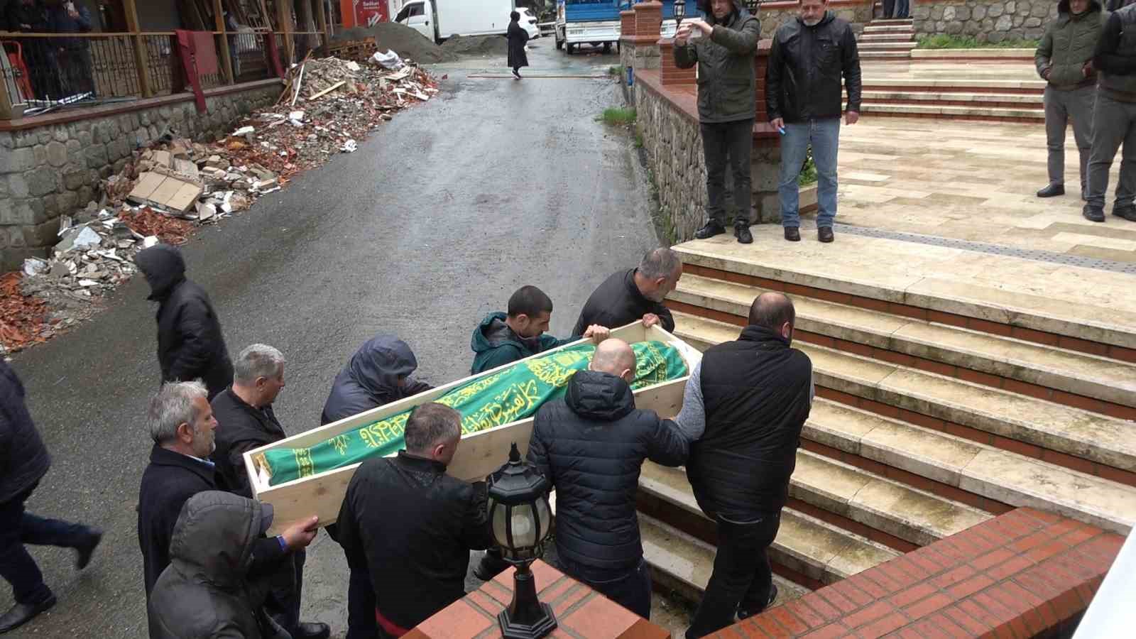 RİZE’NİN ÇAYELİ İLÇESİNDE DEREYE UÇAN ARAÇTA HAYATINI KAYBEDEN 5 KİŞİ