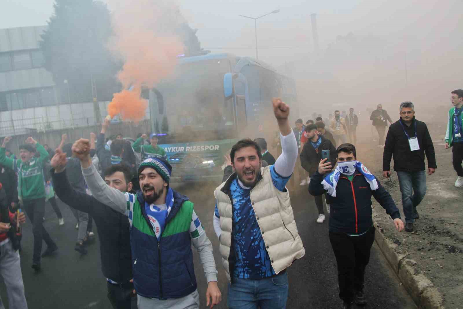 ÇAYKUR RİZESPOR TARAFTARI, ALTINORDU MAÇI ÖNCESİNDE TAKIMI STADA MEŞALELERLE UĞURLADI.