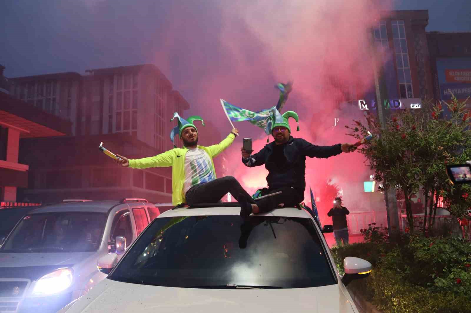 ÇAYKUR RİZESPOR OYNADIĞI MAÇTA BERABERE KALMASIYLA SÜPER LİGİ GARANTİLEMESİYLE RİZE’DE