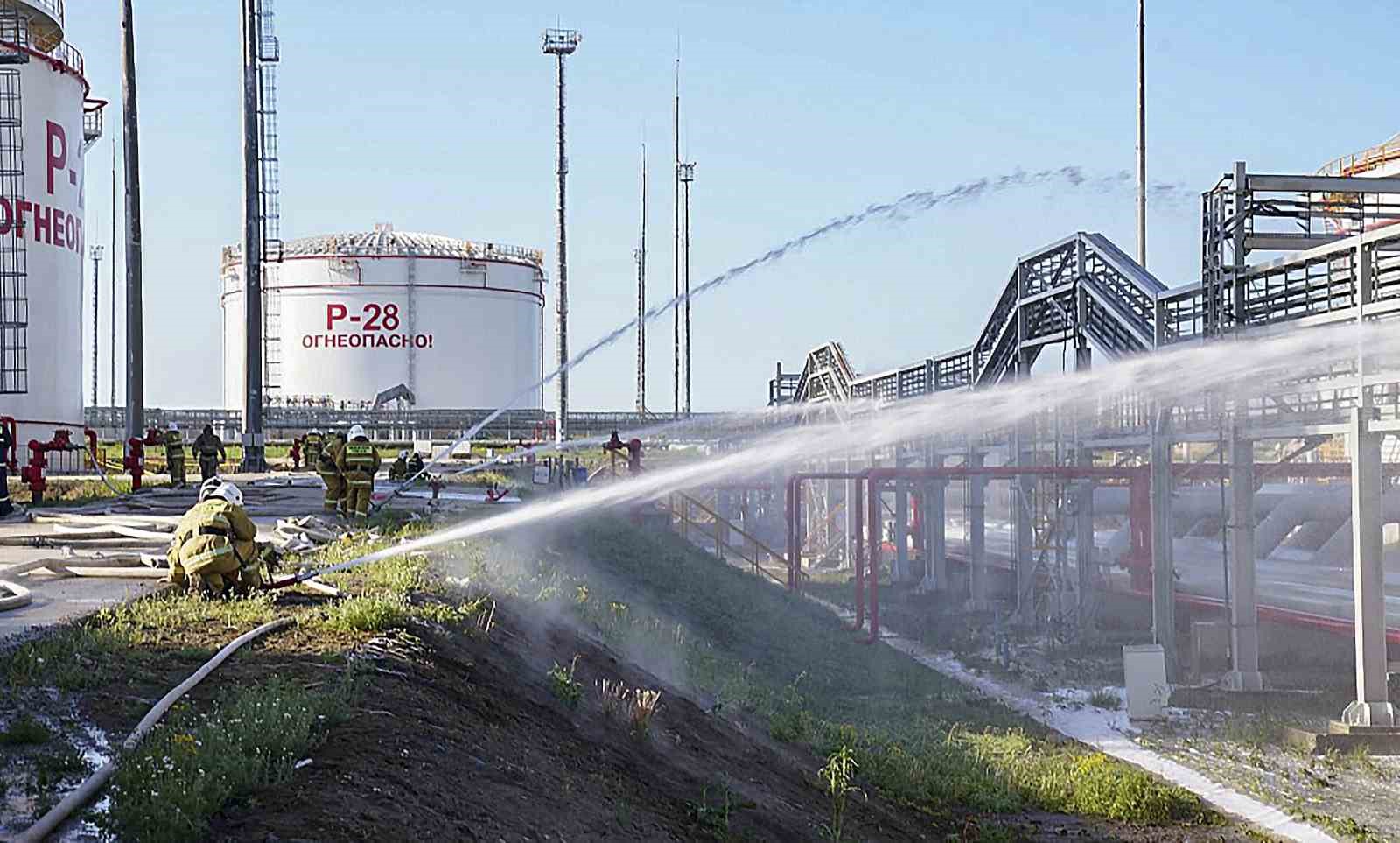 RUSYA’NIN KRASNODAR BÖLGESİNDEKİ BİR PETROL DEPOLAMA TESİSİ ALEVLERE TESLİM OLDU.