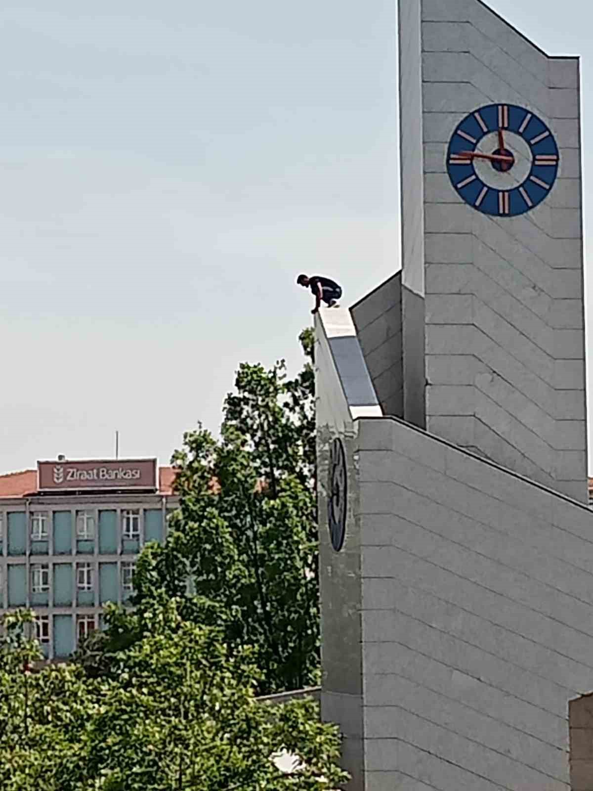 SAAT KULESİNE TIRMANAN GENCİN TEHLİKELİ OYUNU KAMERAYA YANSIDI