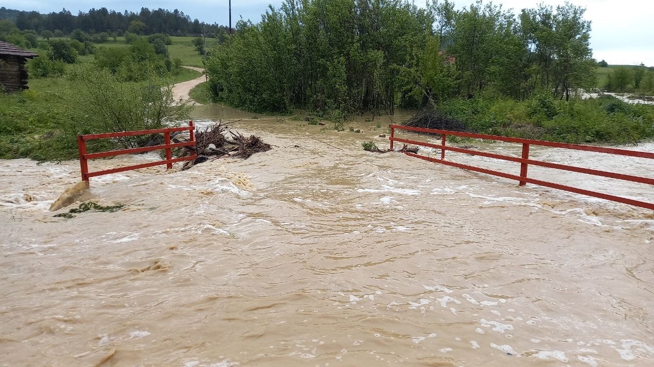 KARABÜK'ÜN EFLANİ İLÇESİNDE ANİDEN BASTIRAN SAĞANAK YAĞMUR SONRASI DERELER TAŞTI,