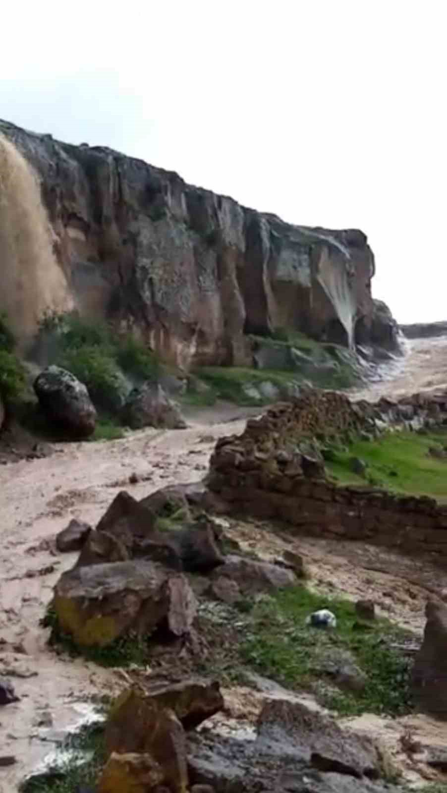 KAYSERİ'NİN TOMARZA İLÇESİNDE ETKİLİ OLAN SAĞANAK YAĞIŞ BAZI BÖLGELERDE SELE