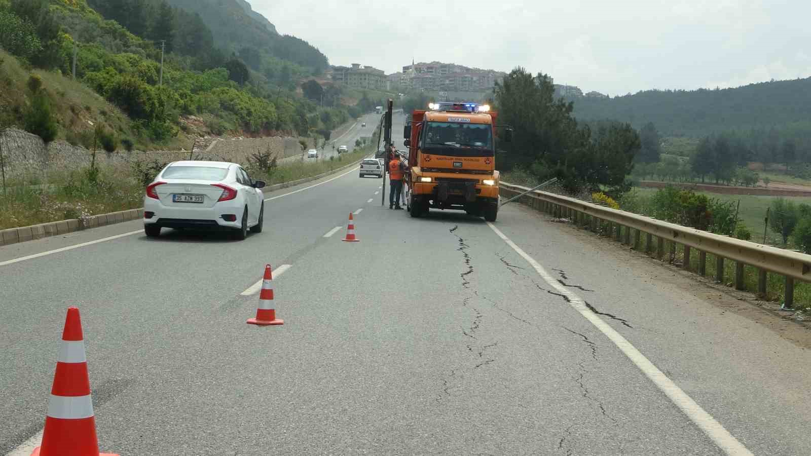 MUĞLA’NIN MENTEŞE İLÇESİNDE YAĞIŞLARDAN KAYNAKLANDIĞI DÜŞÜNÜLEN YOLDA ÇÖKME MEYDANA GELDİ.