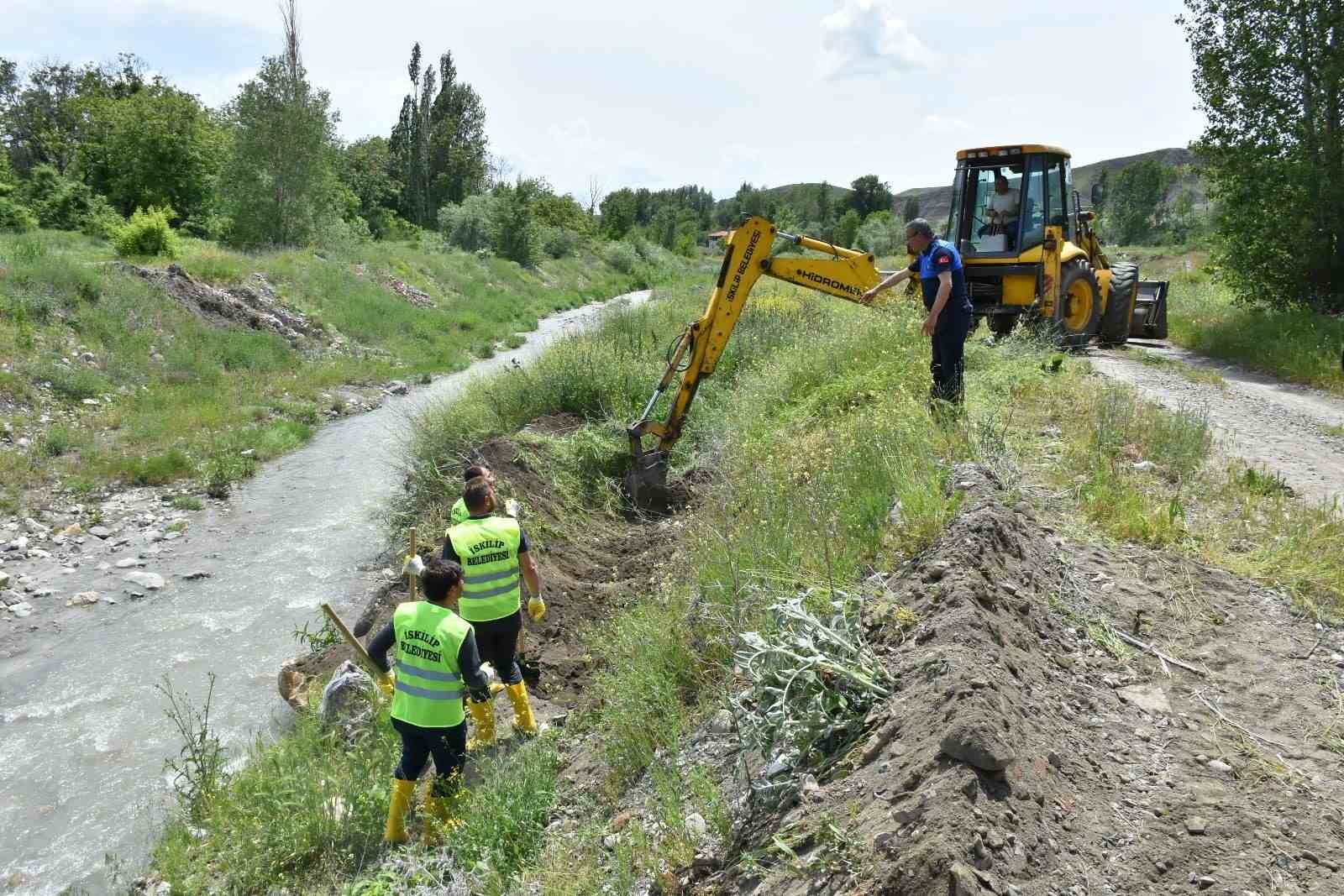ÇORUM’UN İSKİLİP İLÇESİNDE ETKİLİ OLAN SAĞANAK YAĞIŞIN ARDINDAN ZARAR GÖREN