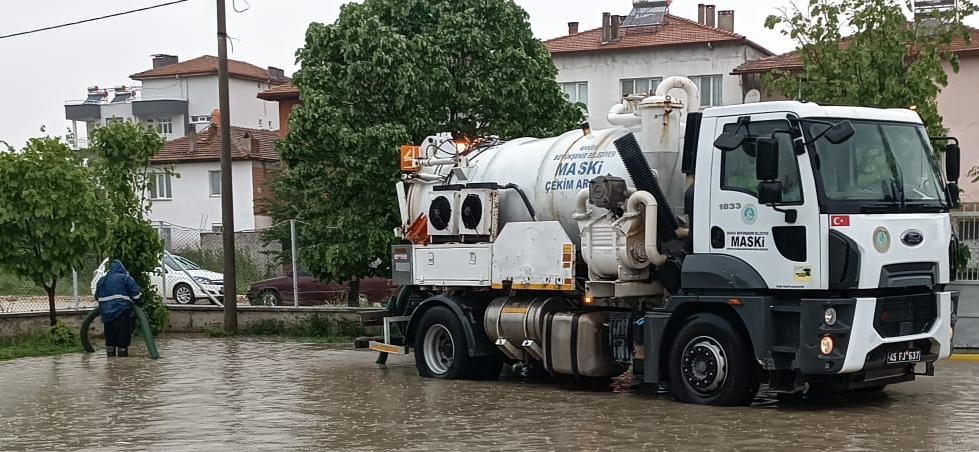 SELENDİ İLÇESİNDE ETKİLİ OLAN DOLU VE YOĞUN SAĞANAK YAĞIŞ İLE