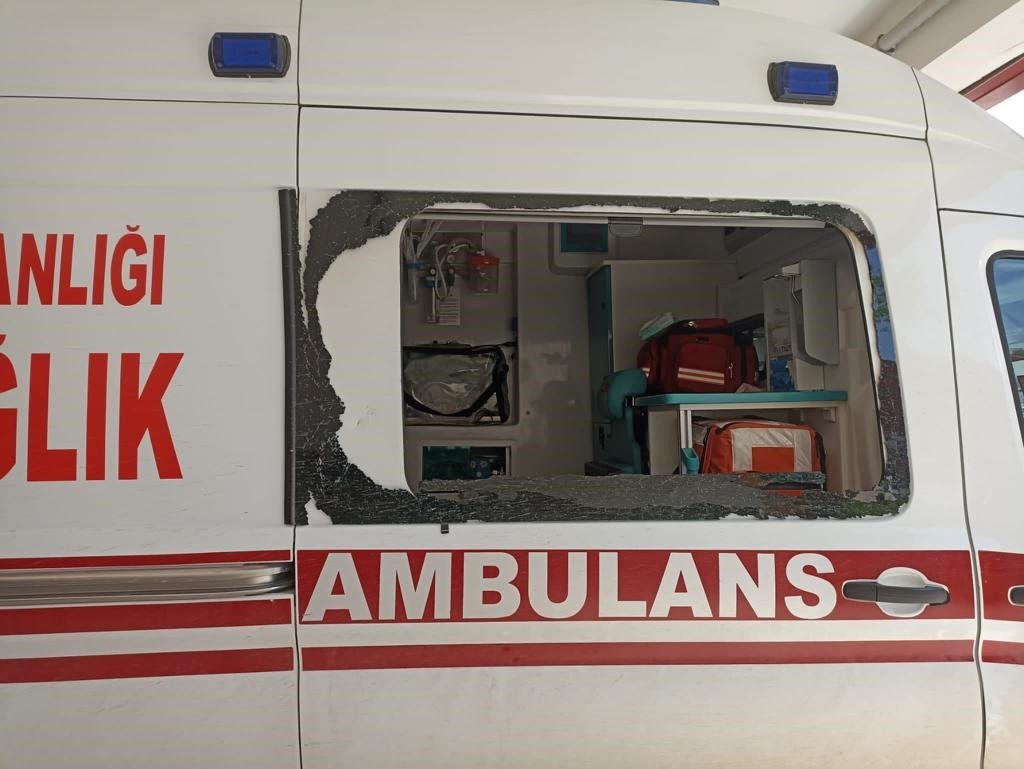 ALKOLLÜ OLDUĞU İLERİ SÜRÜLEN KADIN ŞAHIS, SAĞLIK EKİPLERİNE ÇEKİÇLE SALDIRIP,
