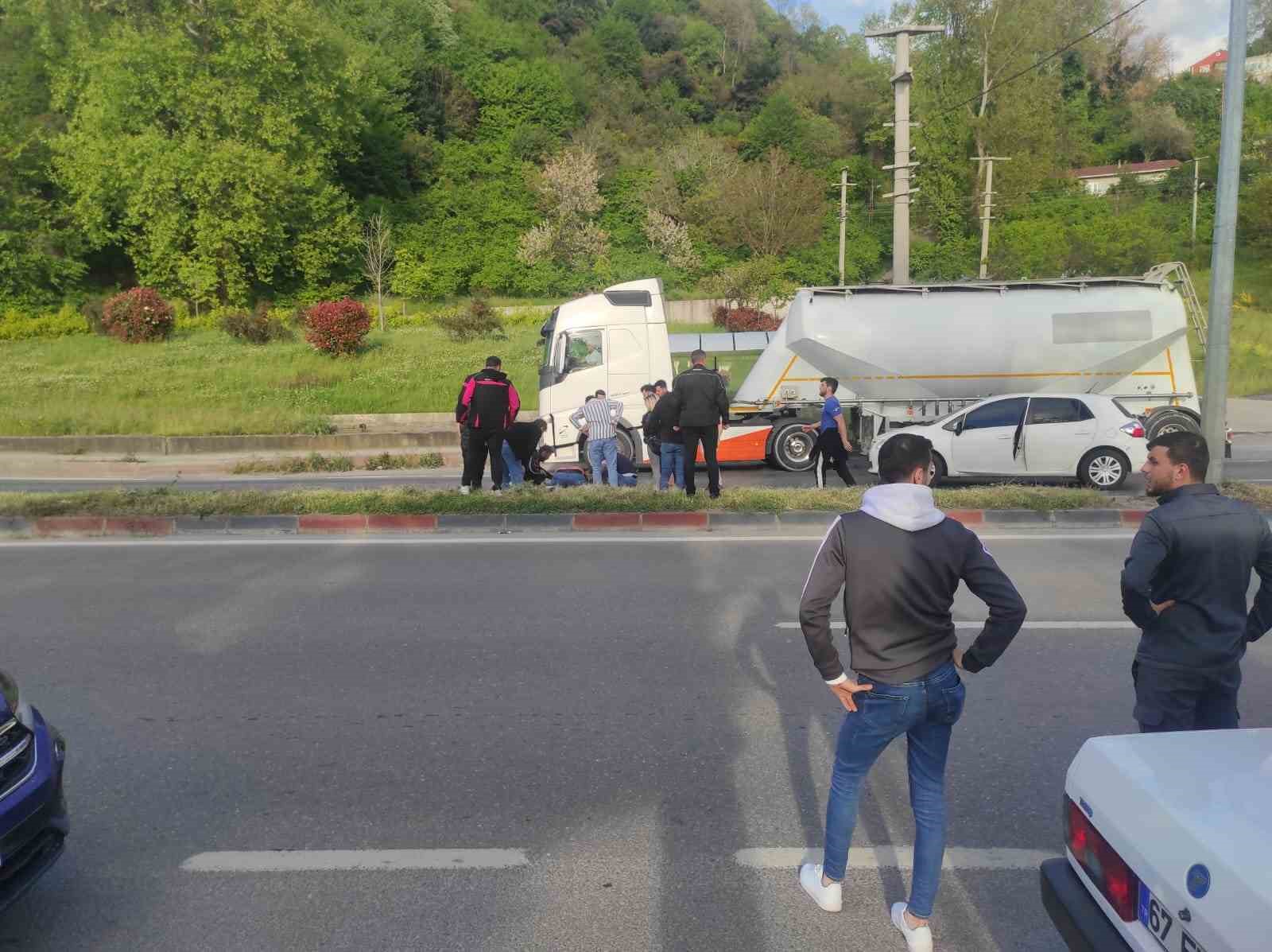ZONGULDAK’TA MİLLİ EGEMENLİK CADDESİN OTOMOBİL VE MOTOSİKLET ÇARPIŞTIĞI KAZADA A.T