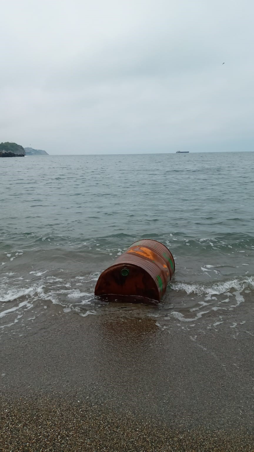 ZONGULDAK BELEDİYESİ'NE AİT KAPUZ PLAJINA VARİL VURDU.