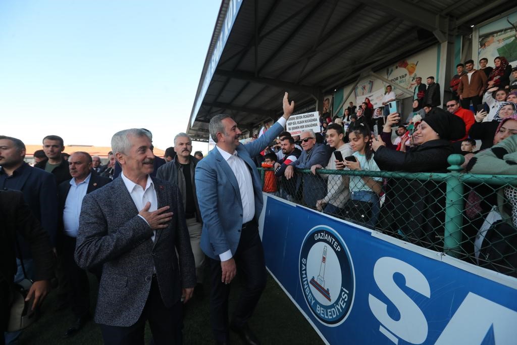 ŞAHİNBEY BELEDİYESİ AKKENT SPOR KÖYÜ’NDE DÜZENLEDİĞİ TÖRENLE ÖĞRENCİLERE BİSİKLET HEDİYE