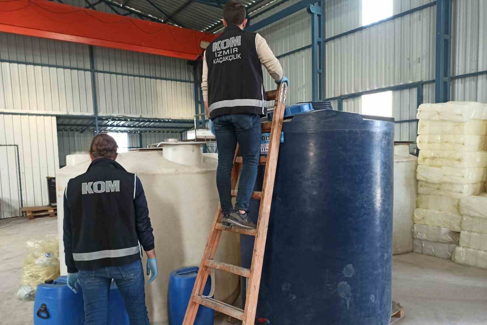 İZMİR'İN MENEMEN İLÇESİNDE ADETA SAHTE İÇKİ FABRİKASI GÖRÜNÜMÜNDE OLAN 1