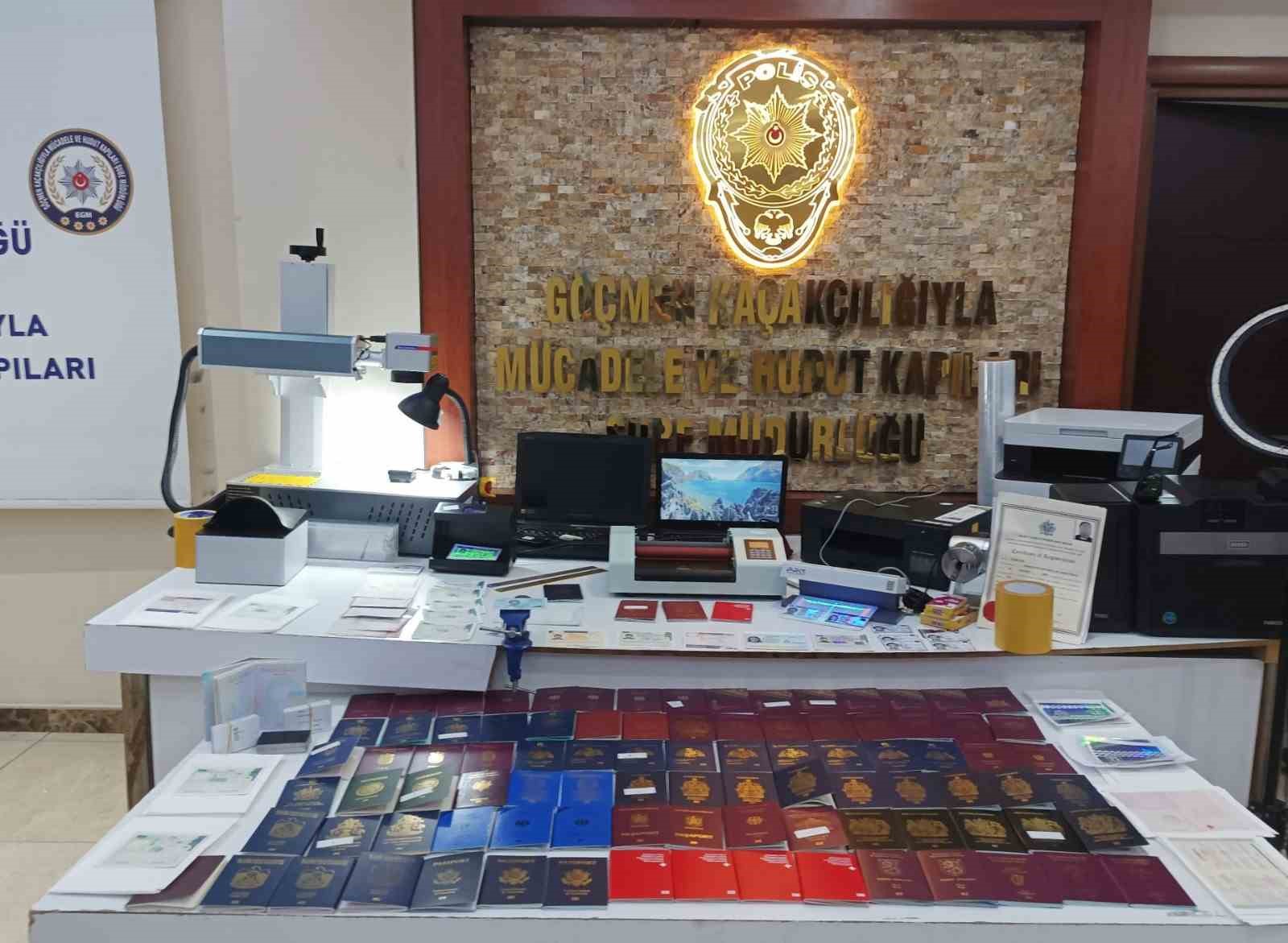 İSTANBUL'UN FATİH VE BAŞAKŞEHİR İLÇELERİNDE GERÇEKLEŞTİRİLEN OPERASYONLARDA, SAHTE PASAPORT DÜZENLEDİKLERİ