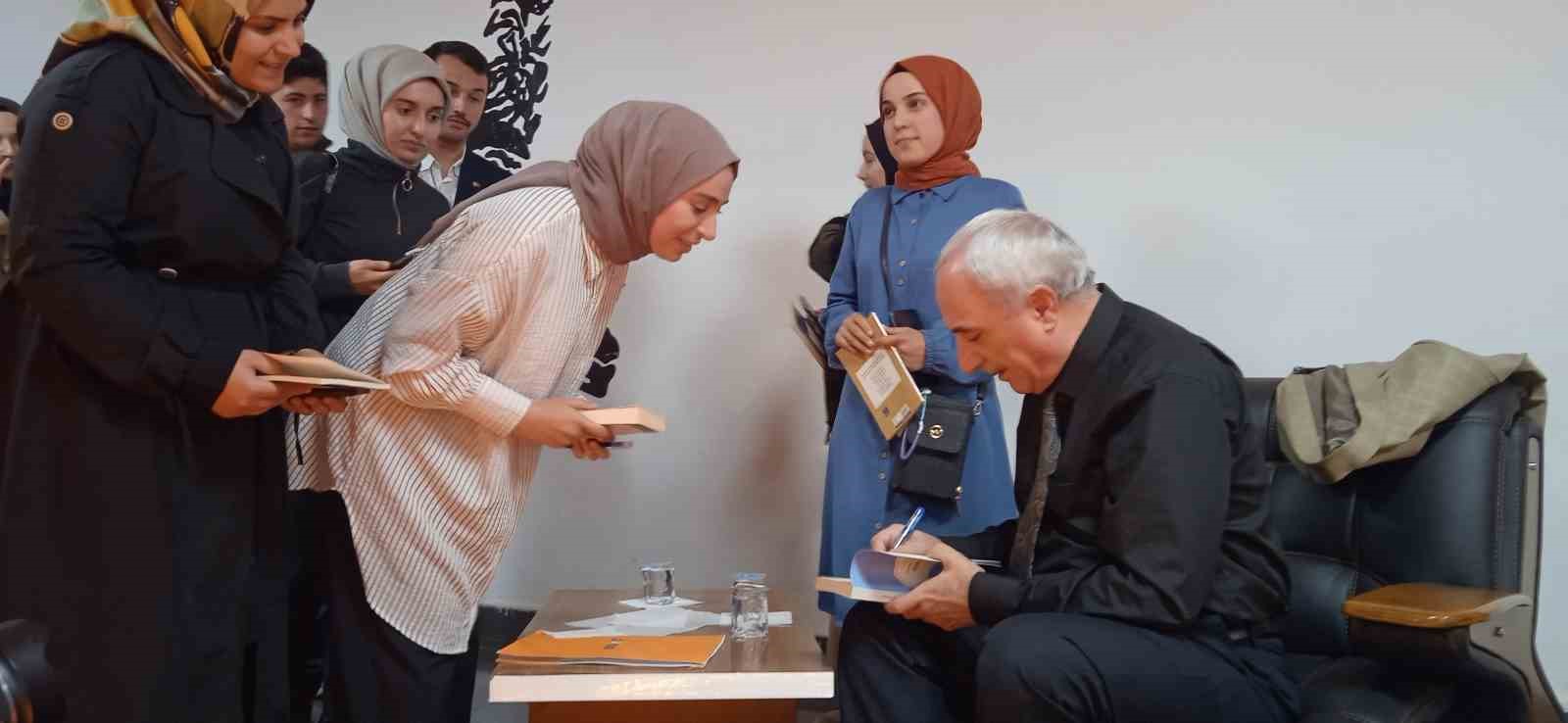VAN’IN ÖZALP BELEDİYESİ TARAFINDAN DÜZENLENEN BAHAR ŞENLİKLERİ ÇERÇEVESİNDE ŞAİR NURULLAH